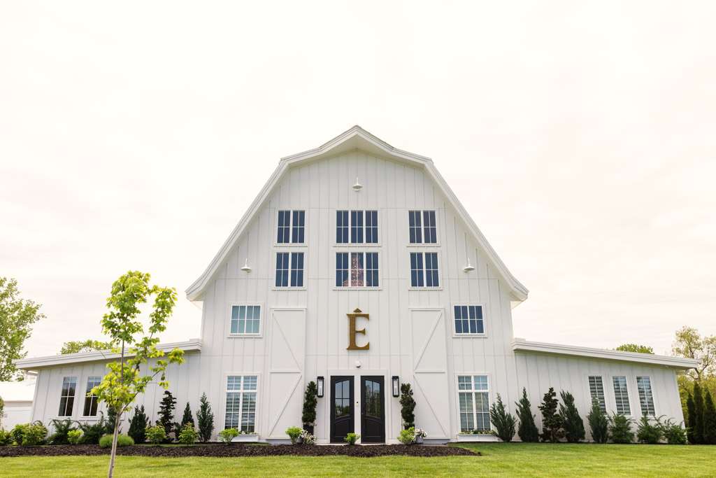 Front facade of Être Farms wedding venue in St. Joseph, Michigan