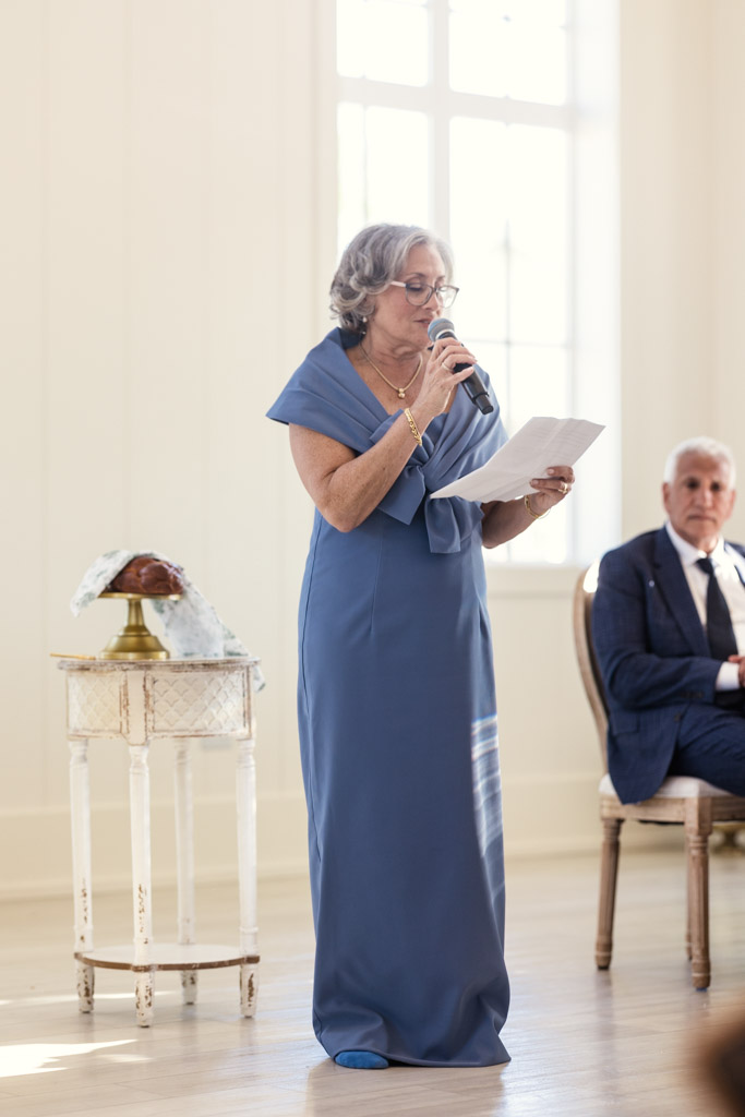 Mother of the bride gives speech during Être Farms wedding reception
